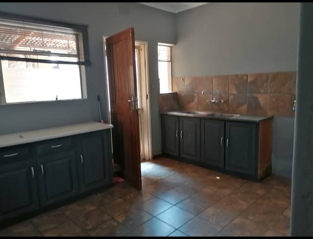 5 BEDROOM FREESTANDING FOR SALE IN STILFONTEIN EXT 4